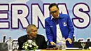 Ketua Umum PAN Zulkifli Hasan (kanan) berbincang dengan Ketua Dewan Kehormatan PAN Amien Rais usai Rakernas di Hotel Mercure, Jakarta, (29/5).Bahasan termasuk Pilkada serentak yang akan berlangsung pada 2017 mendatang. (Liputan6.com/Immanuel Antonius)