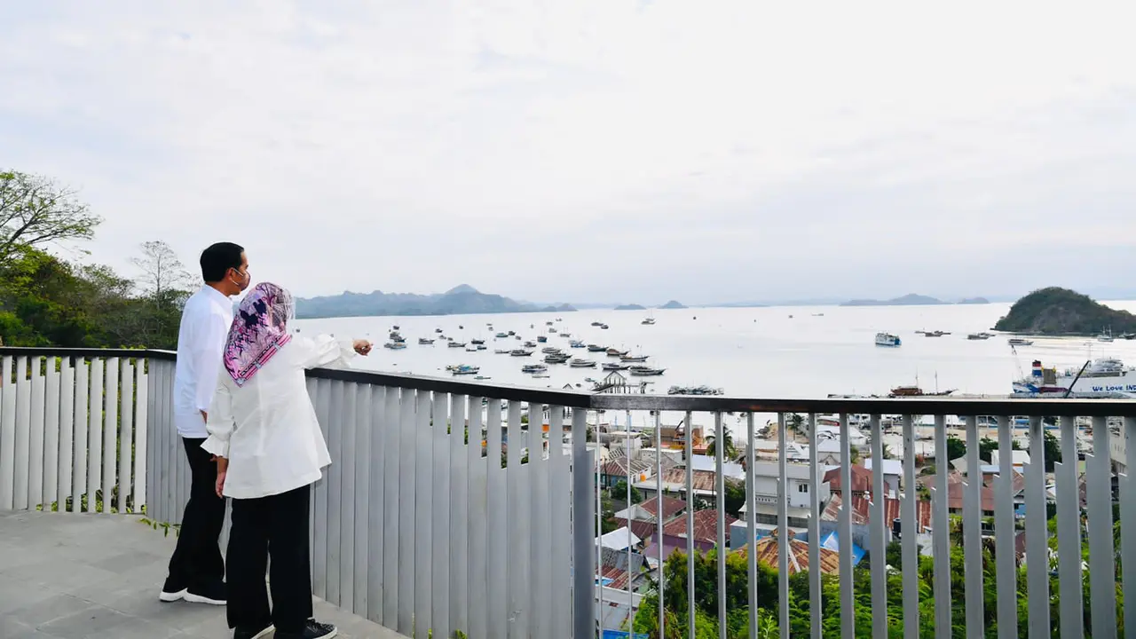 Presiden Joko Widodo atau Jokowi dan Ibu Negara Iriana menyempatkan berkunjung ke Kompas Bajo, Labuan Bajo.