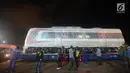 Pekerja dibantu alat berat menarik gerbong kereta ringan/Light Rail Transit (LRT) di Pelabuhan Car Terminal, Tanjung Priok, Jakarta, Jumat (13/4). Dua gerbong kereta LRT yang diangkut itu merupakan yang pertama tiba di Jakarta. (Merdeka.com/Imam Buhori)