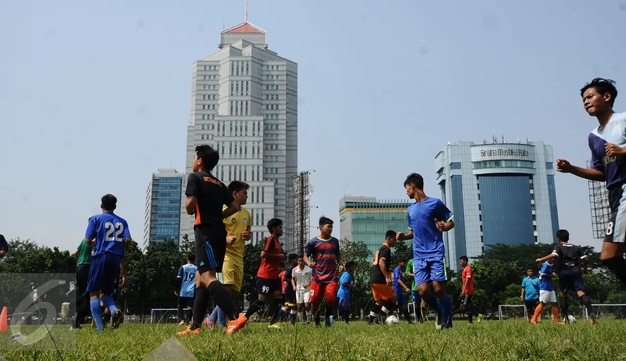 Pesepakbola dari SSB se Jakarta melakukan pemanasan jelang mengikuti seleksi masuk Timnas Indonesia U-19 di Lapangan Wisma Aldiron, Jakarta, Kamis (23/2). 30 pemain adu kemampuan untuk masuk Timnas Indonesia U-19. (Liputan6.com/Helmi Fithriansyah)