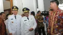  Gubernur DKI Jakarta Basuki Tjahaja Purnama atau Ahok dan Djarot Saiful Hidayat saat tiba di Balai Kota jelang acara pelantikan Wakil Gubernur DKI Jakarta, Rabu (17/12/2014). (Liputan6.com/Herman Zakharia)