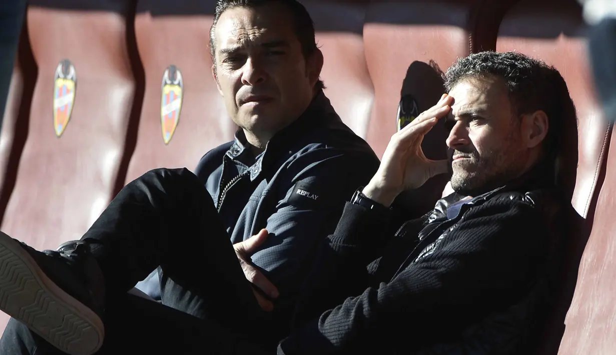 Pelatih Barcelona, Luis Enrique (kanan) terlihat santai menyaksikan anak asuhnya berlaga  melawan Levante pada lanjutan La Liga Spanyol pekan ke-22 di Stadion Ciutat de Valencia, Valencia, Minggu (7/2/2016).  (AFP/Jose Jordan)