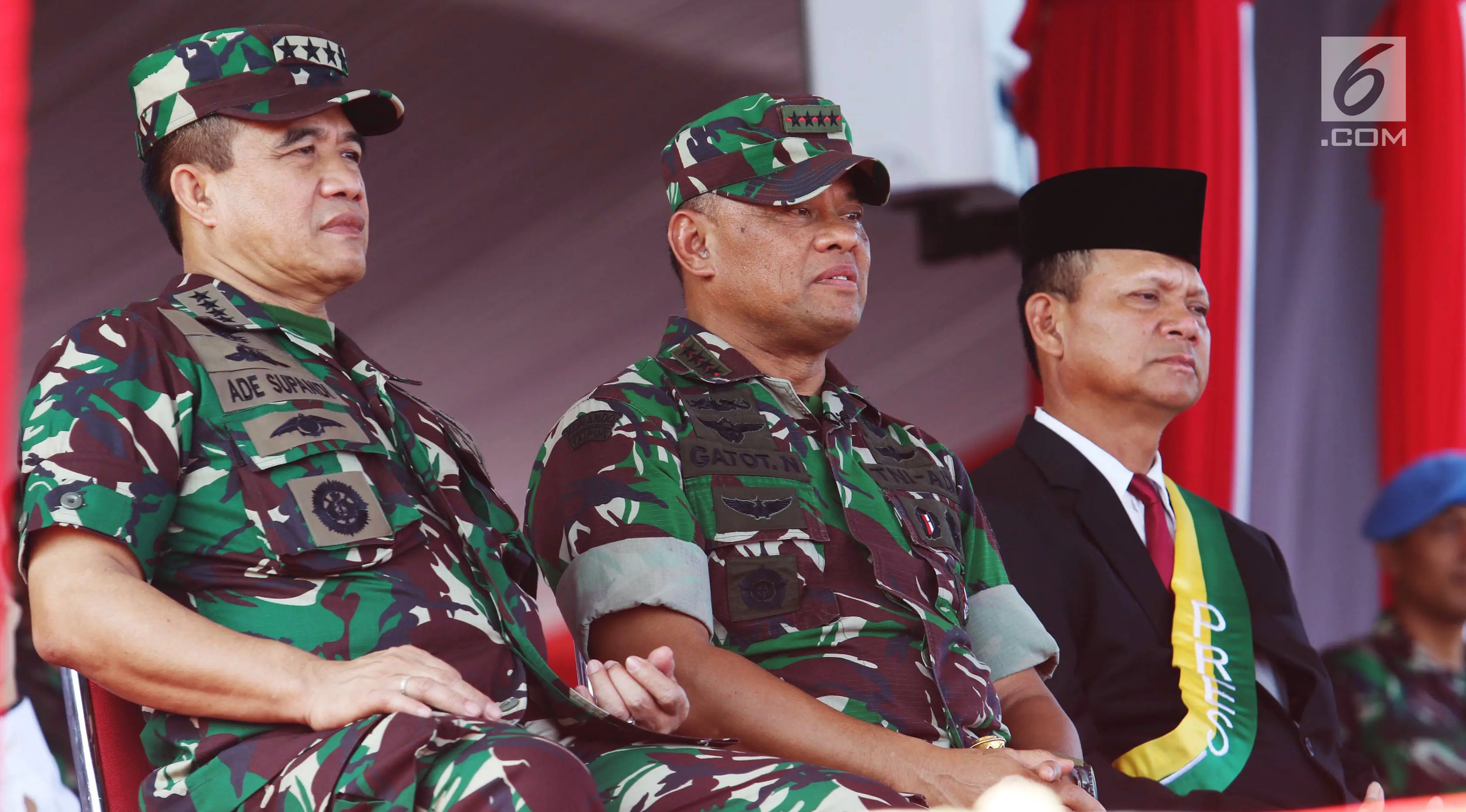 Panglima TNI, Jenderal TNI Gatot Nurmantyo meninjau Geladi Resik HUT ke-72 TNI di Cilegon, Banten, Selasa (3/10). (Liputan6.com/Angga Yuniar)