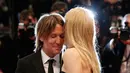 Nicole Kidman dan Keith Urban berpose untuk fotografer usai pemutaran film The Killing Of A Sacred Deer di karpet merah Festival Film Cannes, 22 Mei 2017. Pasangan yang telah menikah selama 11 tahun itu memang diketahui harmonis (AP Photo/Thibault Camus)