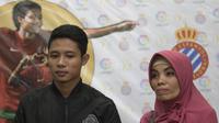 Pesepak bola Indonesia, Evan Dimas, didampingi ibunya, Ana Darmono saat jumpa pers di Kantor Kemenpora. Sang ibunda dengan setia menemani putra sulungnya yang akan merantau ke negeri matador. (Bola.com/Vitalis Yogi Trisna)