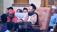 Gus Iqdam tertawa lepas saat mendengar jawaban Samsul Hadi (Tangkap Layar You Tube ronron chanel)