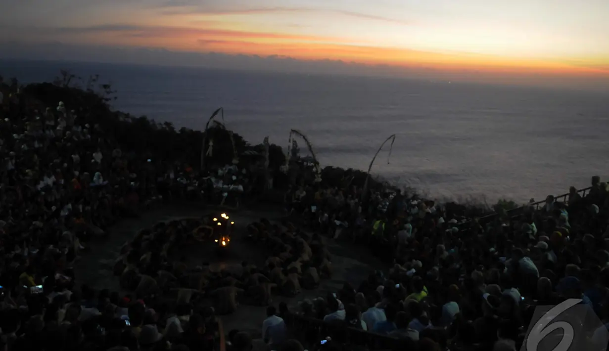 Tarian Kecak ini bisa ditemukan di beberapa tempat di Bali, tapi yang di Uluwatu adalah yang paling menarik untuk ditonton karena atraksinya bersamaan dengan sunset atau matahari tenggelam, Bali (31/8/2014) (Liputan6.com/Herman Zakaria)