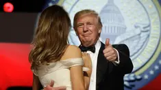  Presiden AS yang baru, Donald Trump menyapa awak media saat berdansa dengan sang istri, Melania Trump dalam acara perayaan peresmian Donald Trump menjadi Presiden AS yang ke-45 di Liberty Ball, di Washington, AS, (20/1). (AP Photo/Alex Brandon)