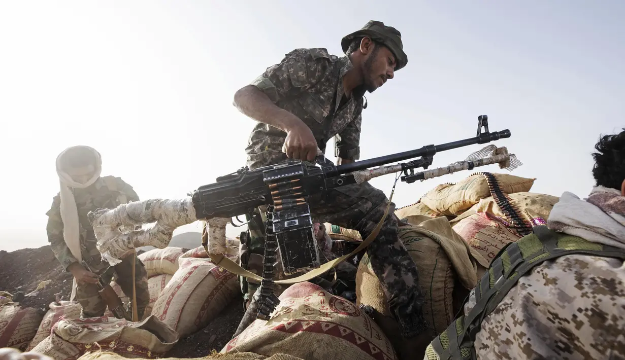 Seorang pejuang Yaman yang didukung oleh koalisi pimpinan Arab Saudi bersiap untuk menembakkan senjatanya selama bentrokan dengan pemberontak Houthi di garis depan Kassara dekat Marib, Yaman, 20 Juni 2021. (AP Photo/Nariman El-Mofty)