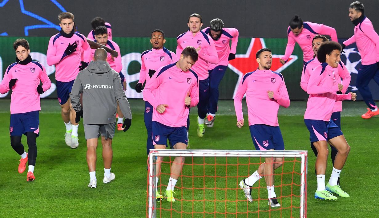 Para pemain Atletico Madrid mengambil bagian dalam sesi latihan resmi di Praha, pada 25 November 2024. (Michal Cizek/AFP)