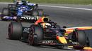 Memasuki Tikungan 5, Verstappen berhasil menyalip juara dunia F1 dua kali, Fernando Alonso. Setelah itu, ia mampu mengambil alih P3 dari George Russell. (AFP/John Thys)