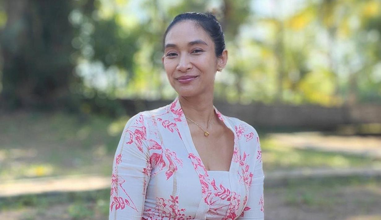 Kebaya model kutubaru yang dipakai oleh Happy Salma satu ini juga bisa dijadikan sebagai inspirasi. Pada penampilannya ini, dirinya tampil sederhana dengan kalung sebagai aksesoris. (Liputan6.com/IG/@happysalma)