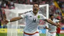Striker Meksiko, Javier Hernandez, merayakan gol yang dicetaknya ke gawang Portugal pada laga perebutan tempat ketiga Piala Konfederasi di Stadion Spartak, Moskow, Minggu (2/7/2017). Portugal menang 2-1 atas Meksiko. (EPA/Sergei Ilnitsky)