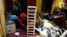 Warga membersihkan perabot rumah tangga dari sisa endapan lumpur di depan rumahnya pasca-banjir di Kawasan Jatinegara Barat, Jakarta Timur, Rabu (5/3/2025). (Liputan6.com/Herman Zakharia)