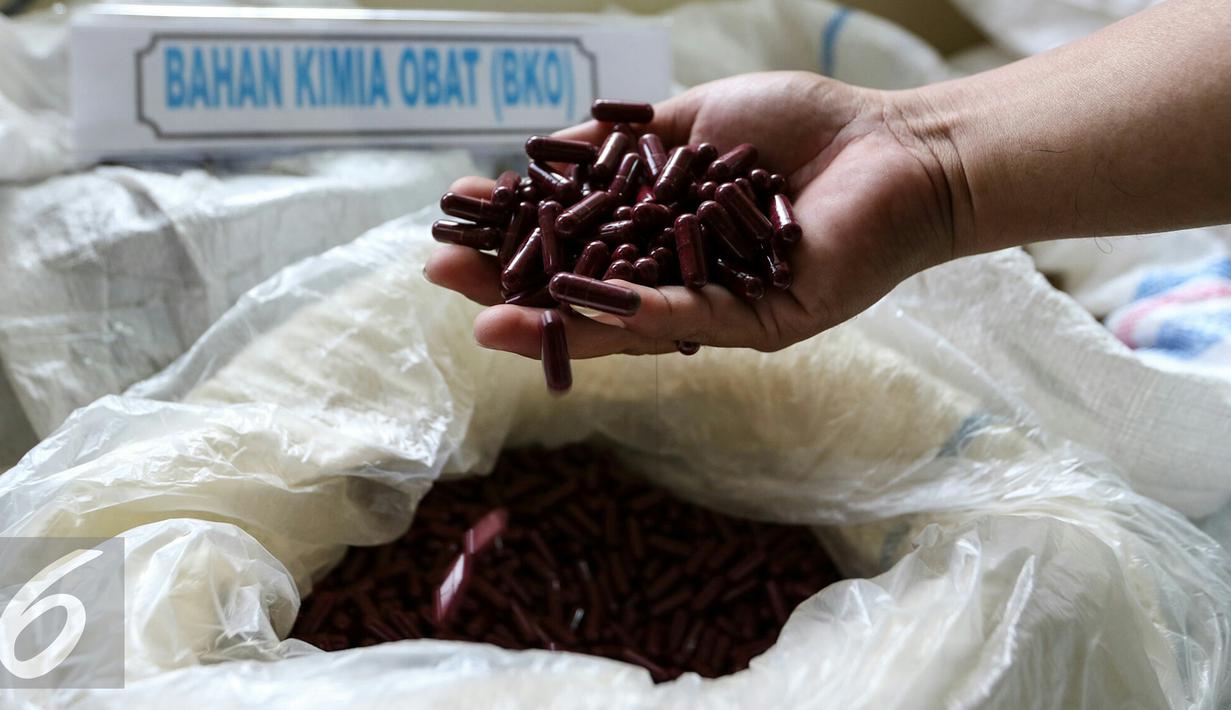 Petugas menunjukan barang bukti obat antibiotik ilegalyang mengandung Bahan Kimia Obat (BKO) di Direktorat Tindak Pidana Narkoba Bareskrim Polri, Jakarta, Senin (7/3/2016). (Liputan6.com/Yoppy Renato)