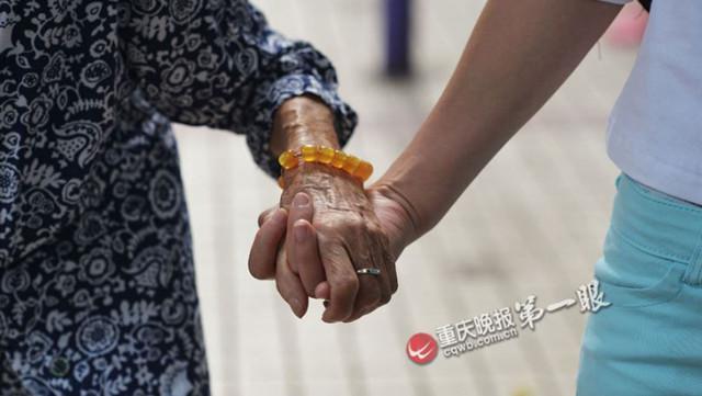 Huang tak tega meninggalkan sang nenek sendirian | Foto: copyright shanghaiist.com