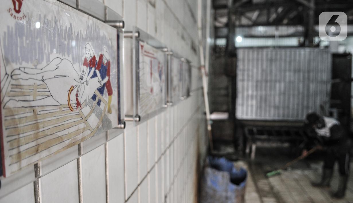 Pekerja saat menyiapkan ruang pemotongan tambahan yang ditata sesuai physical distancing di Rumah Pemotongan Hewan (RPH) PD Dharma Jaya, Cakung, Jakarta, Kamis (30/7/2020). (merdeka.com/Iqbal S. Nugroho)