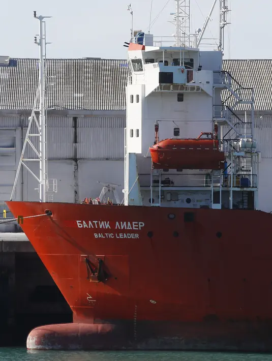Kapal kargo berbendera Rusia berlabuh di pelabuhan Boulogne-sur-Mer, Prancis utara (26/2/2022). Intersepsi kapal, yang membawa mobil, Sabtu pagi dipicu oleh sanksi keuangan yang dikenakan beberapa hari lalu terhadap Rusia atas invasinya ke Ukraina. (AP Photo/Michel Spingler)