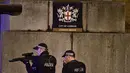 Polisi bersenjata melakukan penjagaan di London Bridge, setelah serangan teror di pusat kota London, Sabtu (3/6). Teror terjadi ketika sebuah mobil van melaju kencang dan menghantam para pejalan kaki yang berada di kawasan itu (Dominic Lipinski/PA via AP)