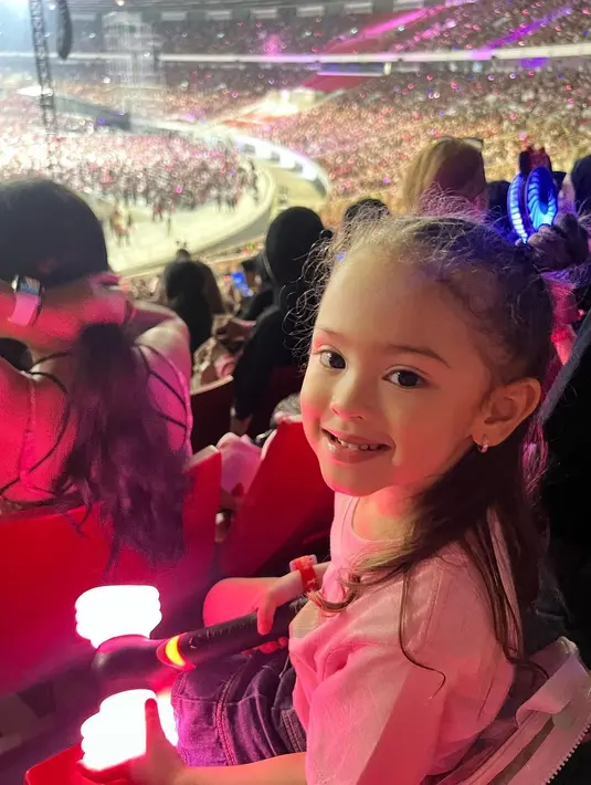 Anak pertama Yasmine dan Abi, Sera kini menginjak usia enam tahun. Sedangkan Sophia berusia tiga tahun. Sebagai Blink, tak afdal kalau menyaksikan konser tidak membawa lighstick Blackpink. [Foto; Instagram/yaswildblood]