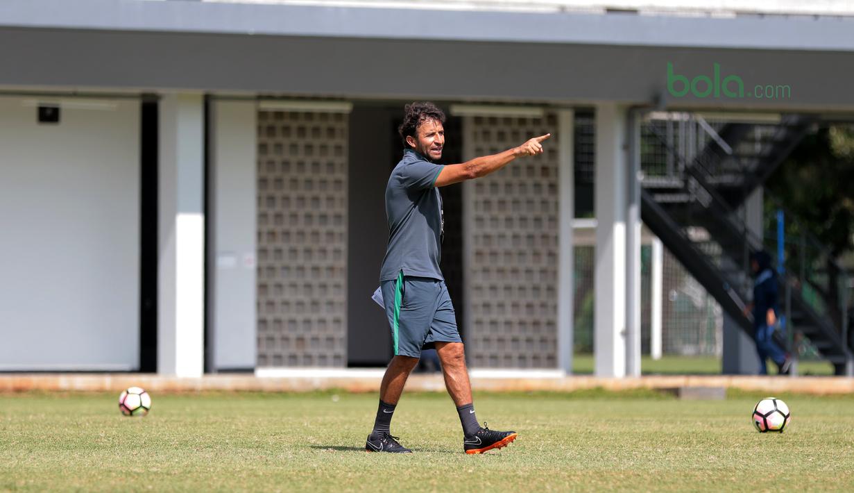 Ekspresi pelatih timnas Indonesia, Luis Milla saat memimpin sesi latihan di Lapangan ABC Senayan, Jakarta (21/2/2018). Latihan ini merupakan persiapan Asian Games 2018. (Bola.com/Nick Hanoatubun)