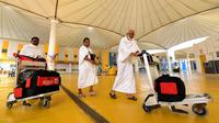 Jemaah haji tiba di Bandara King abdul Aziz, Jeddah, Arab Saudi, Minggu (7/7/2019). Menunaikan ibadah haji merupakan rukun islam ke-5 dan dianggap pondasi wajib bagi orang-orang beriman yang mampu dan merupakan dasar dari kehidupan Muslim. (Amer HILABI/AFP)