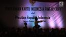 Presiden Joko Widodo (Jokowi) berdialog dengan siswa saat penyerahan Kartu Indonesia Pintar (KIP) di SLB Negeri Pembina, Jakarta, Rabu (6/3). Jokowi membagikan 3.300 KIP untuk pelajar di wilayah Jakarta Selatan. (Liputan6.com/Angga Yuniar)