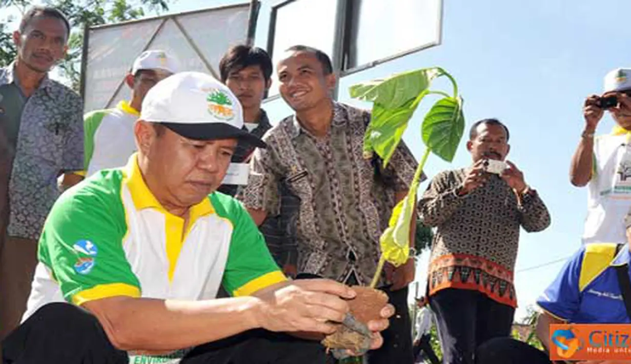 Citizen6, Tulang Bawang: Bupati Tulang Bawang Barat Bachtiar Basri, melakukan 

penanaman bibit pohon jabon dalam rangka peringatan hari lingkungan hidup sedunia, yang kali ini mengusung tema, "Hutan Penyangga Kehidupan", di lapangan Merdeka P