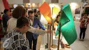 Pengunjung melihat produk-produk yang di pamerkan saat Trade Expo Indonesia 2015 di Jakarta, Rabu (21/10/2015). Pameran menghadirkan usaha skala mikro, kecil, menengah hingga besar, pameran berlangsung dari 21-25 Oktober 2015. (Liputan6.com/Faizal Fanani)