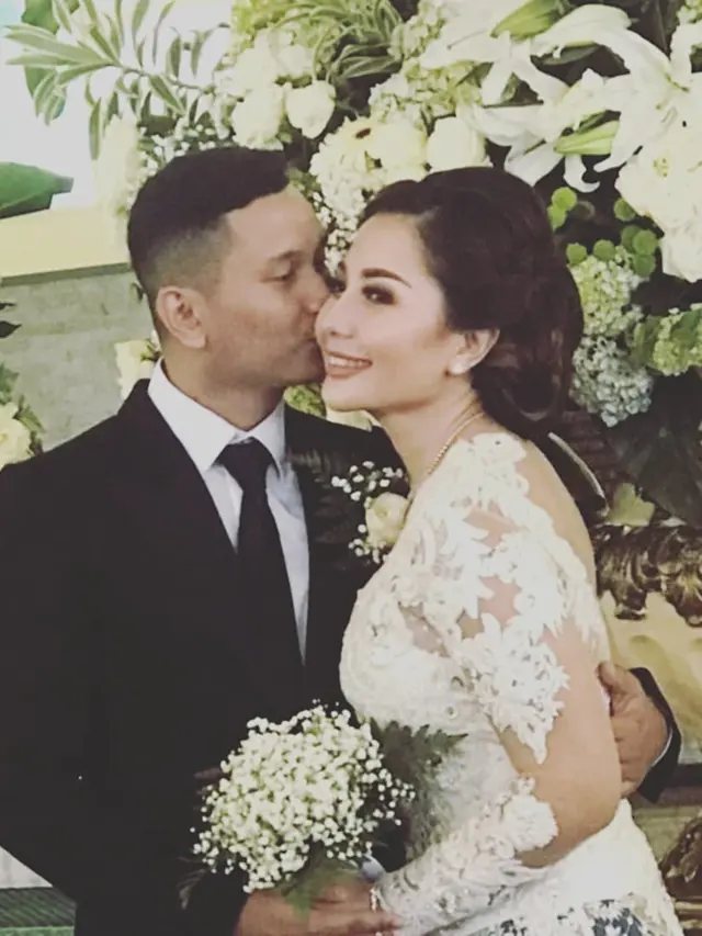 Sudah Sah, Ini 5 Momen Pernikahan Emma Waroka dan Bagoes Soeharto