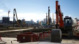 Sejumlah alat berat yang digunakan dalam pembangunan stadion baru untuk Olimpiade Musim Panas 2020 di Tokyo, Jepang (10/12). Ini kali kedua Tokyo menjadi tuan rumah ajang olahraga terbesar dan menjadi satu-satunya negara di Asia. (Reuters/Kim Kyung-Hoon)