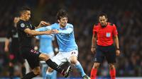 Aksi gelandang Manchester City, David Silva (tengah) berjibaku kontra bek Paris Saint-Germain, Marquinhos, pada leg 2 babak perempatfinal Liga Champions 2015-2016, di Etihad Stadium (12/4/2016).  (EPA/Nigel Roddis)