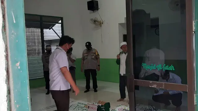 Penggeledahan markas Khilafatul Muslimin Surabaya Raya di Jalan Gadel Madya Tandes. (Dian Kurniawan/Liputan6.com)