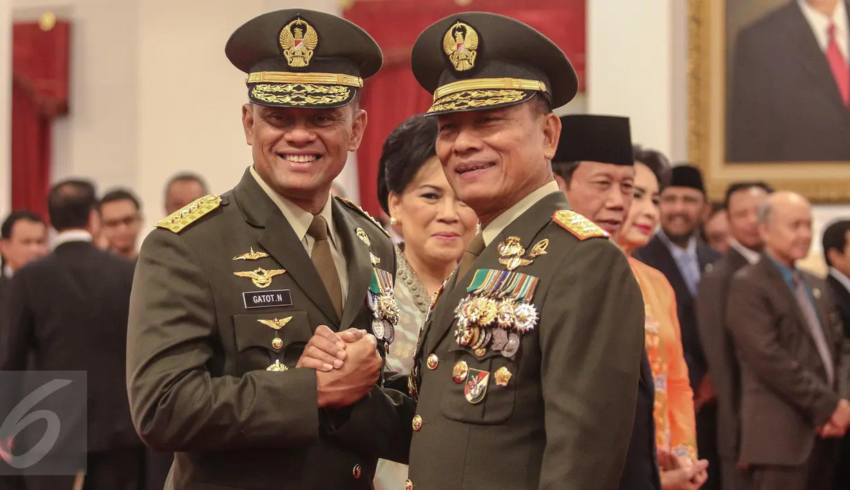 Jenderal TNI Gatot Nurmantyo (kiri) melakukan salam komando dengan Jenderal TNI Moeldoko usai acara pelantikan Panglima TNI di Istana Negara, Jakarta. Rabu (8/7/2015). (Liputan6.com/Faizal Fanani)