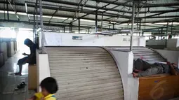 Jika di Blok A dan Blok B selalu penuh sesak oleh pengunjung dan pedagang, di Blok G justru terlihat kosong, Jakarta, Selasa (26/8/14). (Liputan6.com/Faizal Fanani)