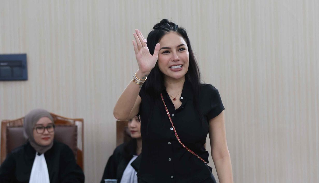 Terdakwa kasus pemerasan dan Tindak Pidana Pencucian Uang (TPPU), Nikita Mirzani sesaat sebelum mengikuti sidang pembacaan putusan di Pengadilan Negeri Jakarta Selatan, Selasa (28/10/2025). (Kapanlagi.com/Budy Santoso)