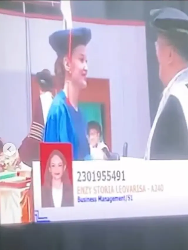 Enzy Storia wisuda (Instagram/enzystoria)