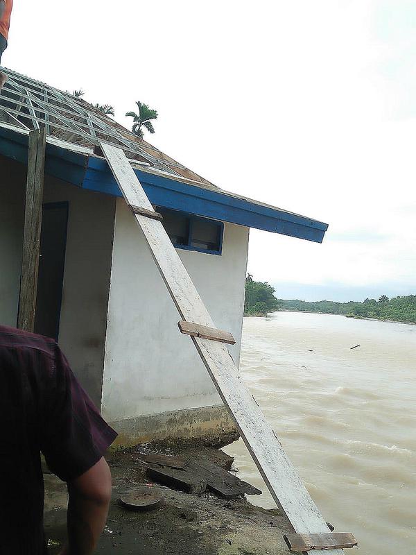 Rumah warga di Gampong Alue Keumang, Kecamatan Panteu Ceureumen, Aceh Barat tergerus erosi (Ist)