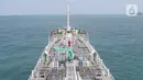 Petugas mengecek kesiapan kapal chemical tanker MT Sinar Morotai milik Samudera Indonesia di perairan Merak Banten, Kamis (5/12/2019). Salah satu armada berjenis chemical tanker ini bermuatan 4.500 KL untuk memenuhi asas cabotage dan transportasi logistik di Indonesia. (Liputan6.com/Angga Yuniar)