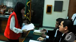 Assyifah Ramadani membagikan berkas pembelaannya dalam sidang Pengadilan Negeri Jakarta Pusat, Selasa (18/11/2014). (Liputan6.com/Faisal R Syam)