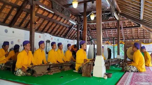 Carae Keraton Kanoman Cirebon Ngerawat Gong Sekati Ingkang Usianipun 750 Tahun