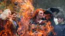 Sejumlah orang berkumpul untuk menggelar ritual sihir di acara Walpurgis Night atau Witches Night di Vilnius, Lithuania, Senin (1/5). Orang-orang yang hadir mengenakan atribut layaknya para penyihir. (AFP PHOTO / Petras Malukas)