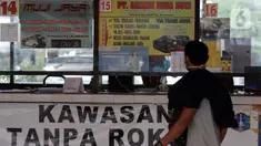 Calon penumpang melihat loket penjualan tiket bus AKAP di Terminal Kampung Rambutan, Jakarta, Kamis (22/4/2021). Satgas Penanganan Covid-19 mengeluarkan Adendum Surat Edaran Nomor 13 tahun 2021 tentang peniadaan mudik hari raya Idul Fitri 1442 H selama H-14 dan H+7. (Liputan6.com/Helmi Fithriansyah)