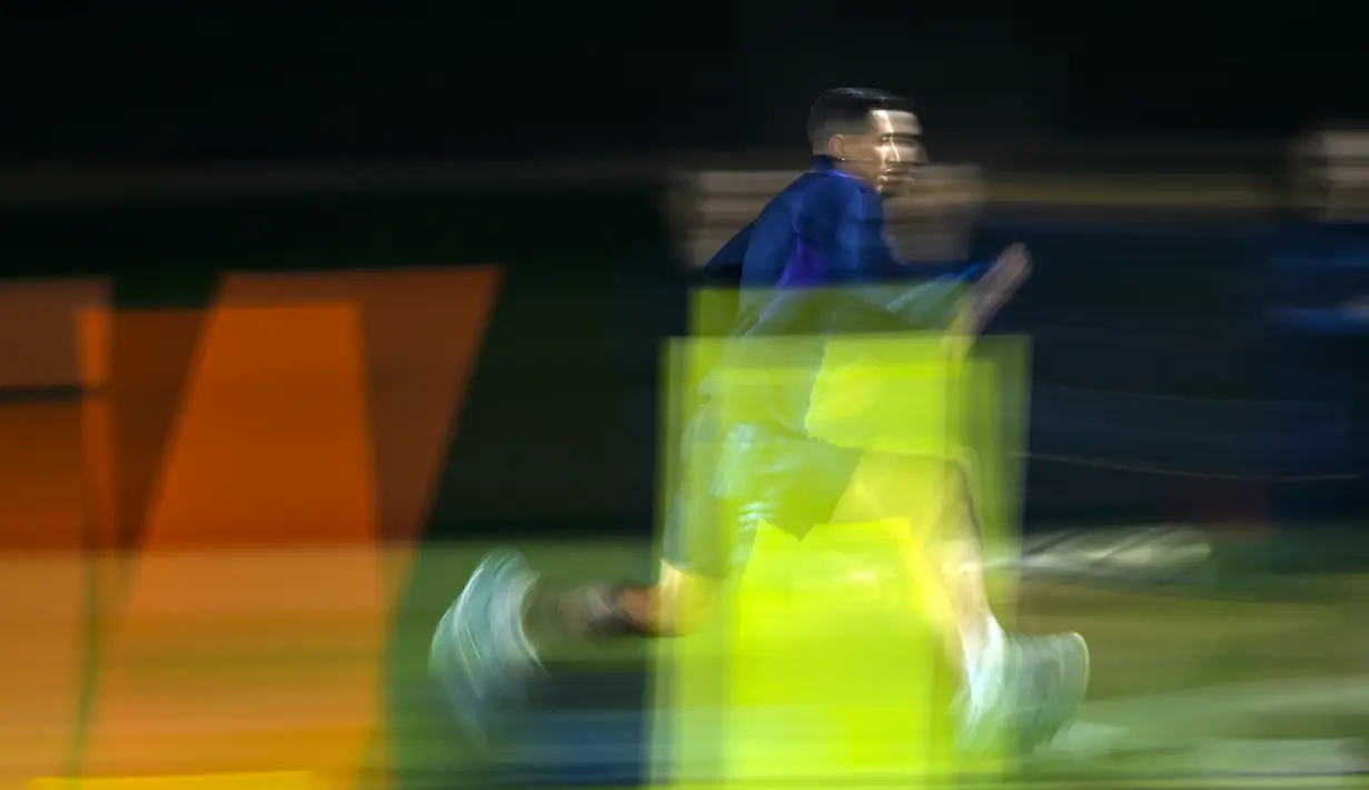 Gelandang Argentina, Angel Di Maria melakukan pemanasan saat sesi latihan di Universitas Qatar di Doha,  Senin, 12 Desember 2022.  Secara head to head, kedua tim sama kuat karena sama-sama meraih dua kemenangan dan sisanya satu kali imbang. (AFP/Juan Mabromata)