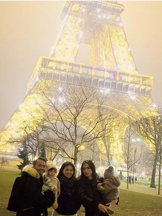 Dari akun Instagramnya, Ruben Onsu bersama keluarganya berangkat sejak 27 Desember silam. Beberapa tempat akan disambangi, diantaranya Amsterdam, Paris, Jerman dan Belgia. (Instagram/ruben_onsu)
