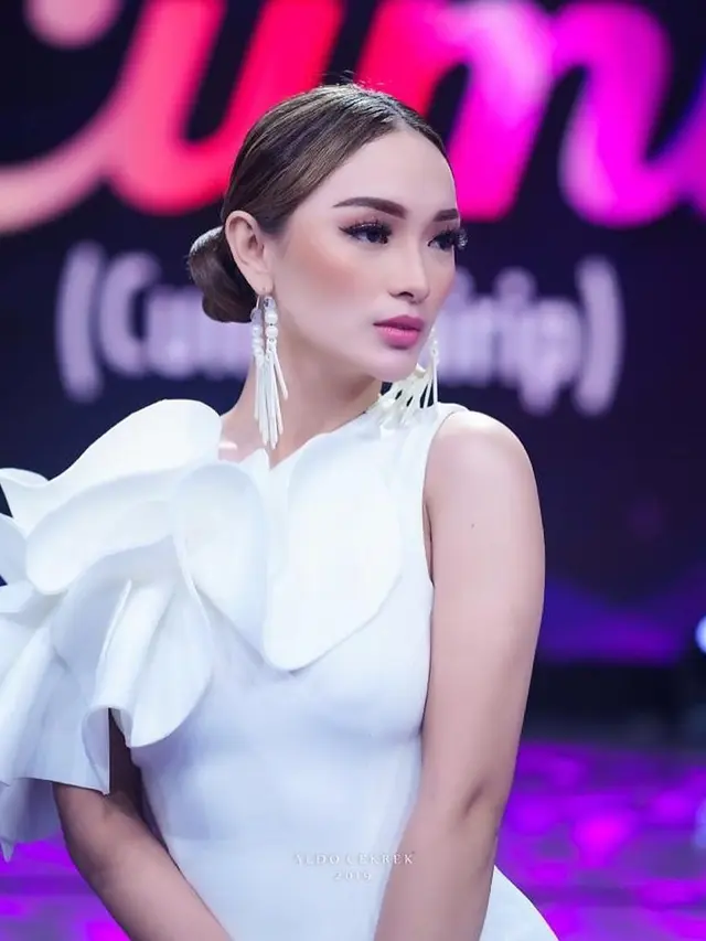 [Fimela] Zaskia Gotik