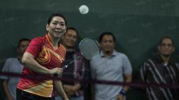 Peraih medali emas Olimpiade Barcelona 1992, Susy Susanti, berupaya mengembalikan kok saat bertanding melawan Menpora Imam Nahrawi. (Bola.com/Vitalis Yogi Trisna)