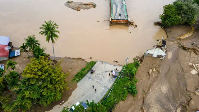 Diterjang Banjir Luapan Sungai Meureudu, Jembatan Penghubung Banda Aceh-Medan Putus Total