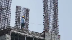 Pekerja menyelesaikan pembangunan gedung di kawasan Ampera, Jakarta, Kamis (4/4). Kementerian Pekerjaan Umum dan Perumahan Rakyat (PUPR) terus meningkatkan kompetensi pekerja di bidang konstruksi dengan mempercepat sertifikasi tenaga kerja. (Liputan6.com/Faizal Fanani)