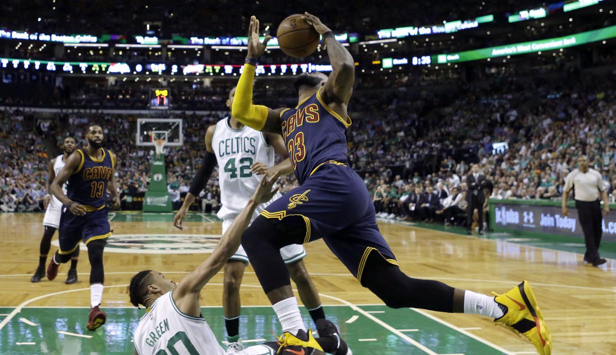 Aksi pemain Cleveland Cavaliers, LeBron James (23) melewati pemain Boston Celtics,  Gerald Green pada NBA basketball Eastern Conference final Wilayah Timur di TD Garden, Boston (19/5/2017). Cavs menang 130-86. (AP/Elise Amendola)